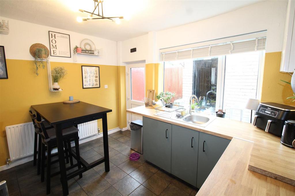 Albert Street, Lye, Stourbridge 2 bed end of terrace house £150,000