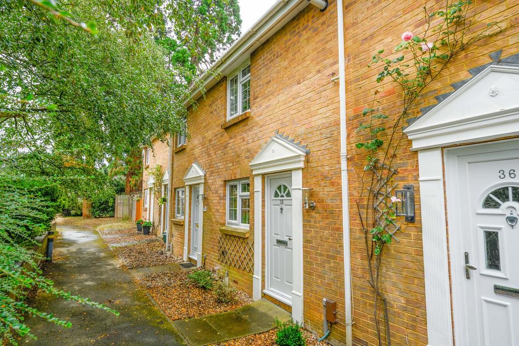 Finnart Close, Weybridge, KT13 2 bed terraced house for sale £469,950