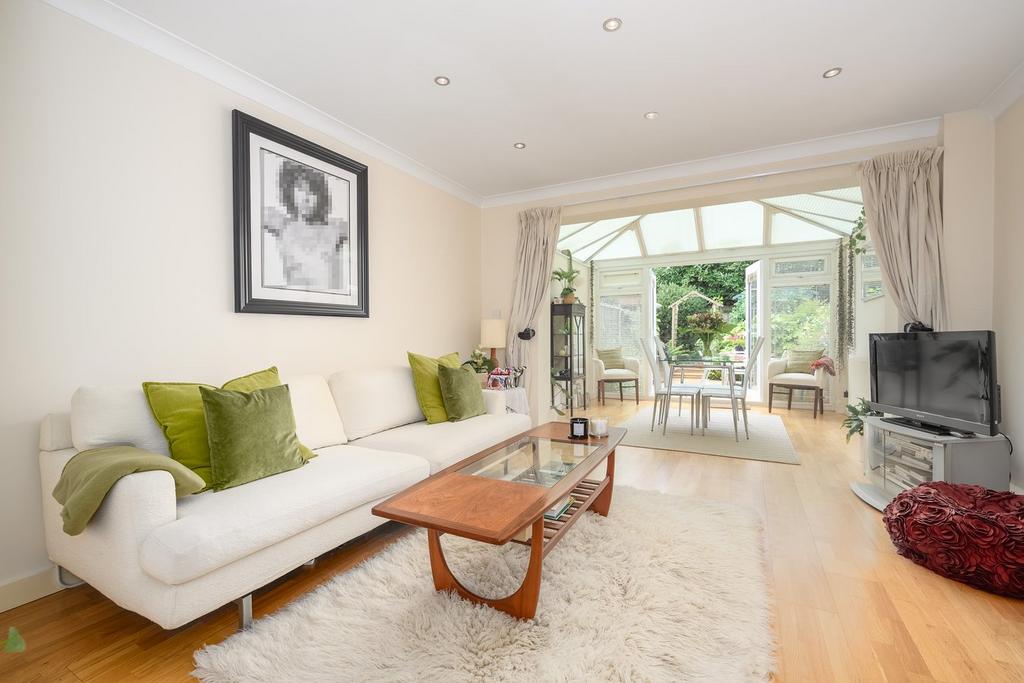 Finnart Close, Weybridge, KT13 2 bed terraced house for sale £469,950