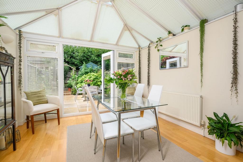 Finnart Close, Weybridge, KT13 2 bed terraced house for sale £469,950