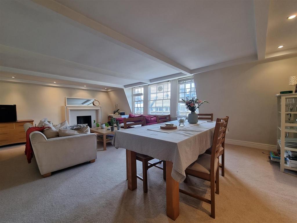 21 Brock Street, Bath BA1 3 bed flat £1,795 pcm (£414 pw)