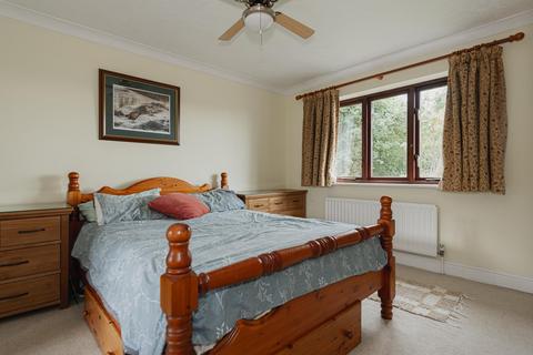 3 Mannamead Close, Epsom, KT18 6HX