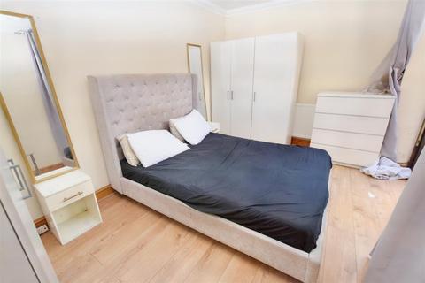 1 bedroom flat for sale, Albert Square, London