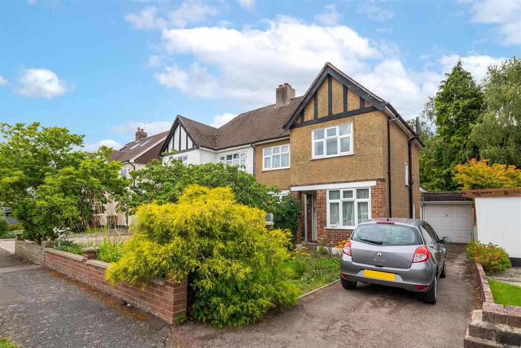Fairfield Avenue, Horley 3 bed semidetached house £499,950