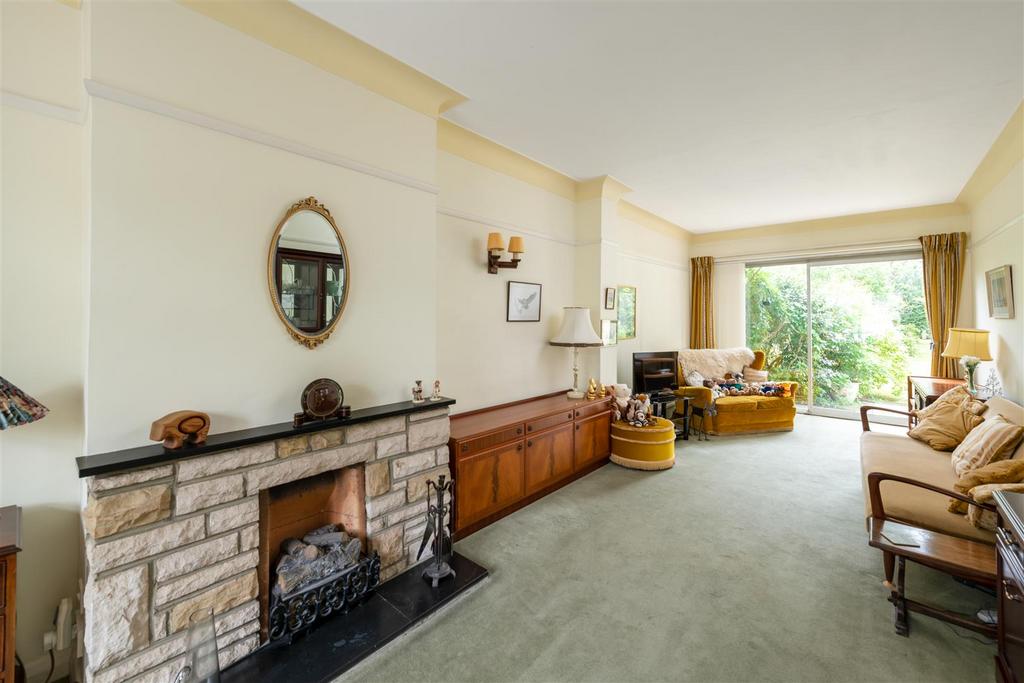 Fairfield Avenue, Horley 3 bed semidetached house £499,950