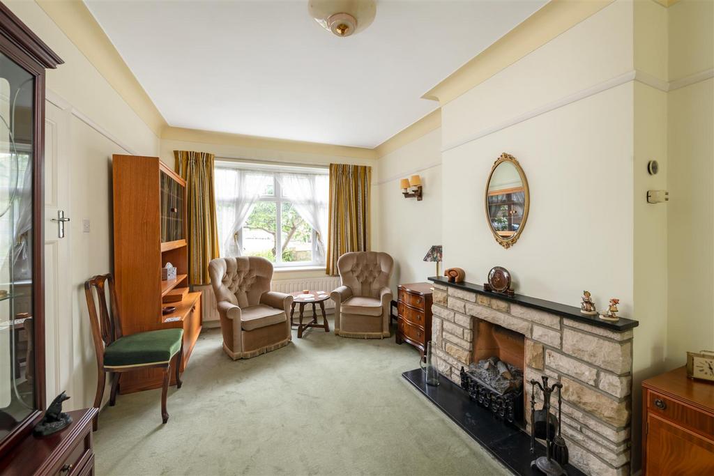 Fairfield Avenue, Horley 3 bed semidetached house £499,950