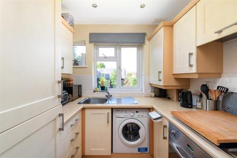 2 bedroom maisonette for sale, Meadow Way, Reigate