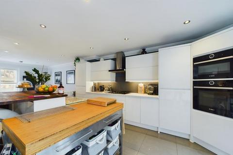 34 Castle Way, Southampton, SO14 2AW