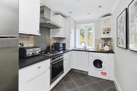 Flat 2, The Chateau, 86 North Street, Carshalton, SM5 2HJ