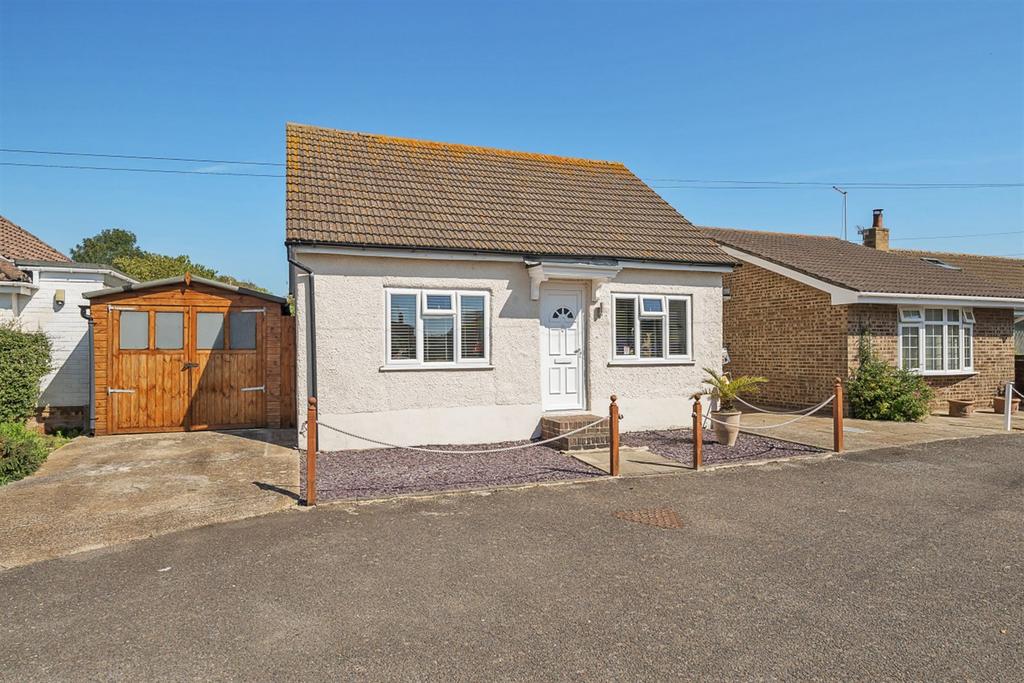Wick Close, Felpham, Bognor Regis, PO22 2 bed detached bungalow £260,000