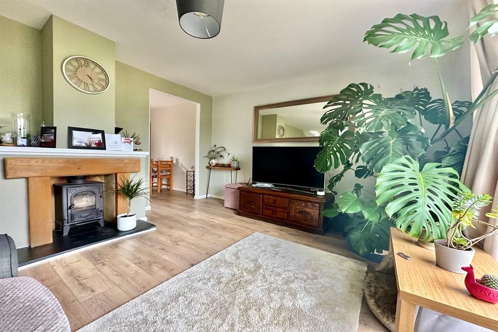 Rosemary Avenue, Braintree, CM7 3 bed semidetached house £1,400 pcm
