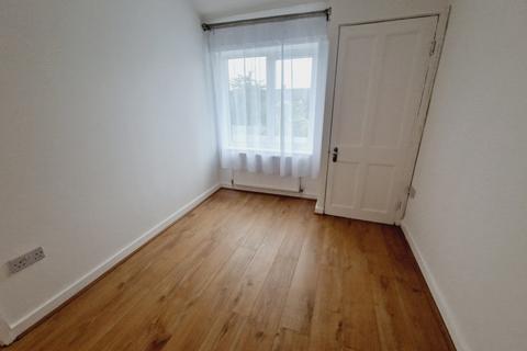 2 bedroom flat to rent, Fitzstephen Rd, Dagenham, RM8