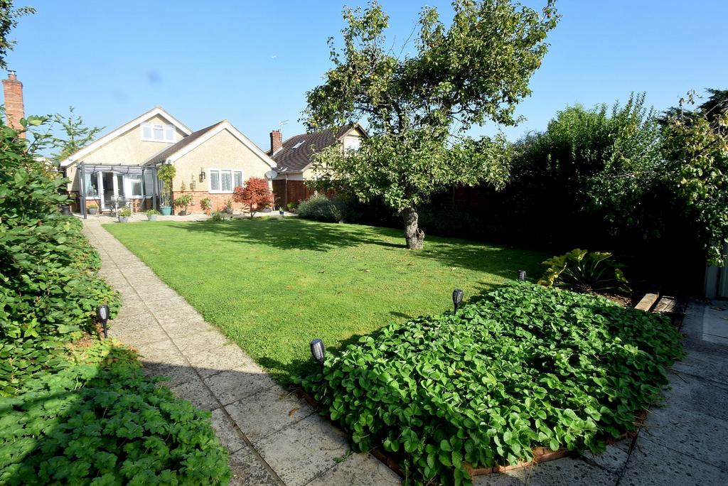 St Andrews Crescent, Windsor, Berkshire, SL4 4 bed detached house for
