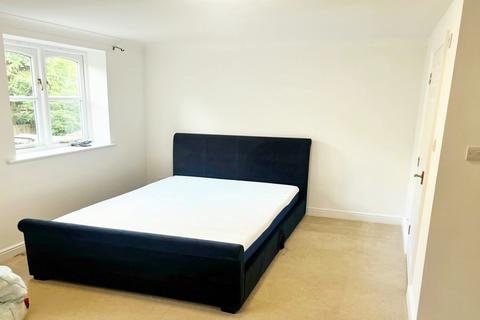 Flat to rent - Westminster Drive, N13 4NT