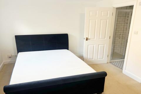 Flat to rent - Westminster Drive, N13 4NT