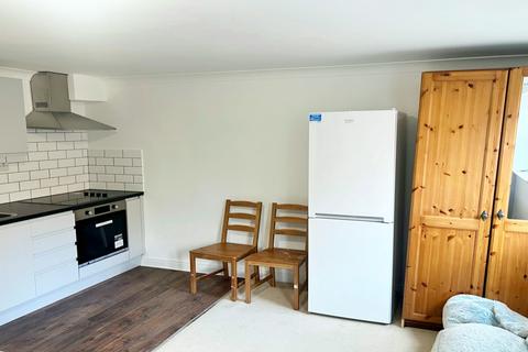 Flat to rent - Westminster Drive, N13 4NT