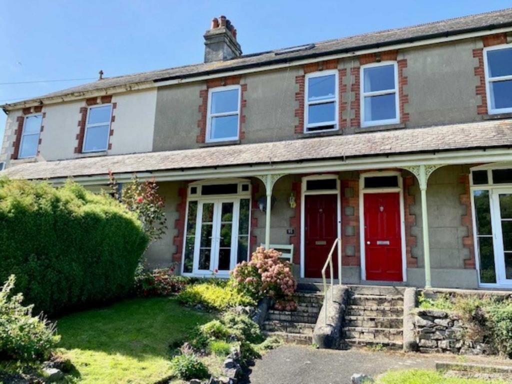 Plymouth Rd, Buckfastleigh TQ11 3 bed terraced house for sale £295,000