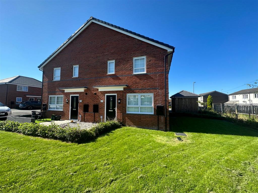 Pinfold Crescent Hyde, Manchester... 2 bed end of terrace house £900 pcm (£208 pw)