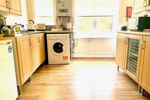 4 bedroom apartment to rent, CENTRAL LOCATION, SO15