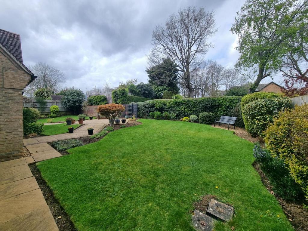REAR &amp; SIDE GARDEN