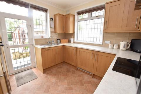 2 bedroom bungalow for sale - Chadville Gardens, Chadwell Heath Romford, RM6
