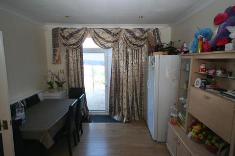 3 bedroom flat to rent, Clifton Road