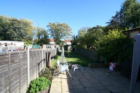 3 bedroom flat to rent, Clifton Road