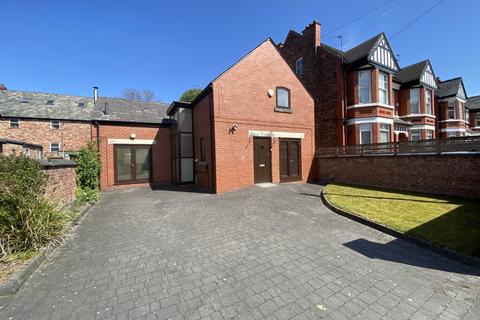 2 bedroom detached house to rent, Rathen Road, Didsbury, Manchester, M20