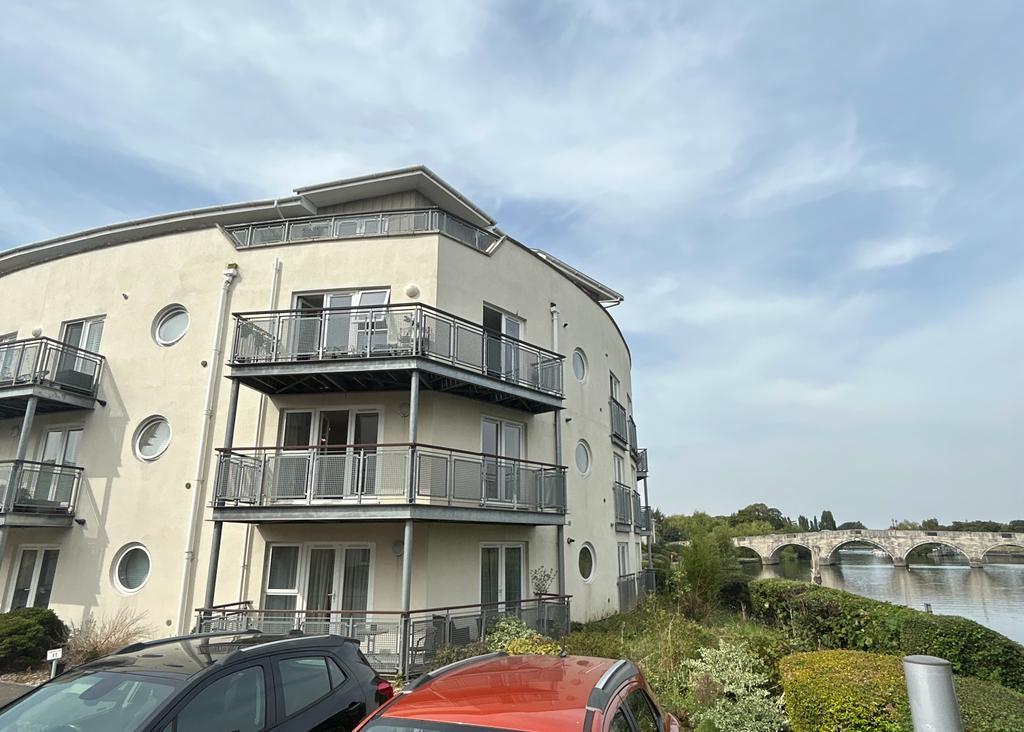 Chertsey house, Bridge Wharf, Surrey, KT16 2 bed flat for sale £339,500