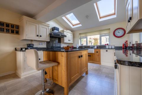 5 bedroom detached house for sale - The Fairway, Fixby, HD2 2HU