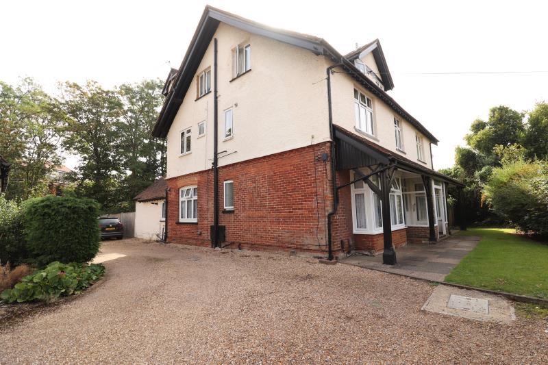 Highfield Road, West Byfleet, KT14 6QX 2 bed apartment £1,200 pcm (£