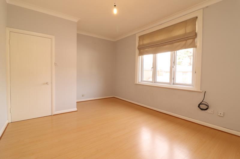 Highfield Road, West Byfleet, KT14 6QX 2 bed apartment £1,200 pcm (£