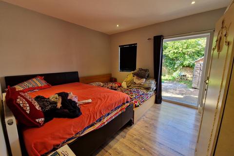2 bedroom ground floor flat for sale - Kingston Road, Ilford IG1 1PF