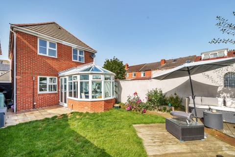 3 bedroom detached house for sale - Whithedwood Avenue, Upper Shirley, Southampton, Hampshire, SO15