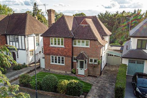 17 Briants Close, Pinner, HA5 4SY