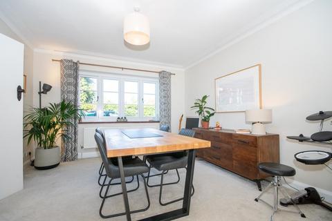 17 Briants Close, Pinner, HA5 4SY