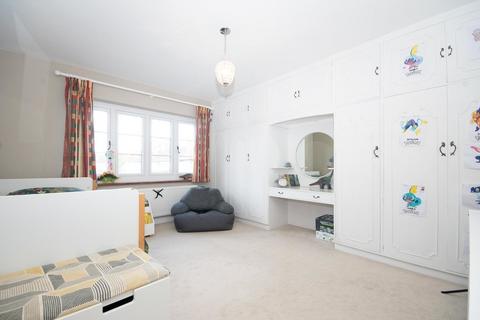 17 Briants Close, Pinner, HA5 4SY