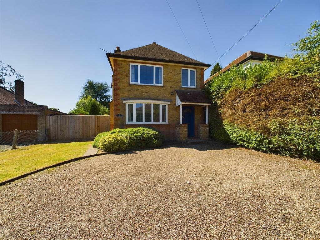 Grove Road, Hazlemere, High Buckinghamshire 3 bed detached