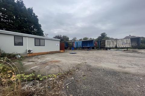Property to rent, LARGE SECURE YARD - TO RENT