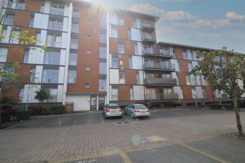 Commonwealth Drive, Crawley 2 bed apartment for sale £230,000