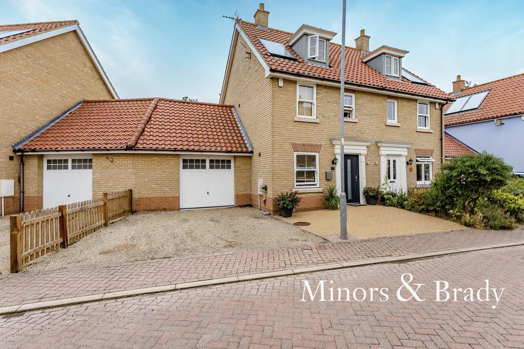 Bradfield Drive, Martham 3 bed townhouse £1,100 pcm (£254 pw)