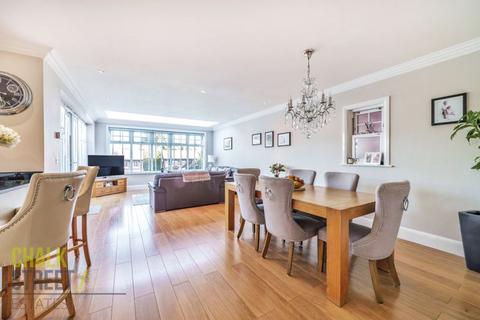 7 Mavis Grove, Hornchurch, RM12 6EX