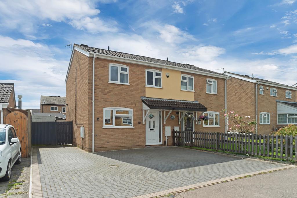 Mallows Drive, Raunds 3 bed semidetached house for sale £245,000