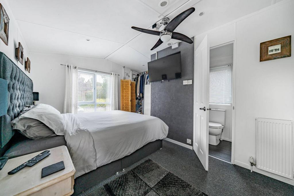 Edgeley Park, Albury, Guildford, GU5 1 bed mobile home for sale £40,000