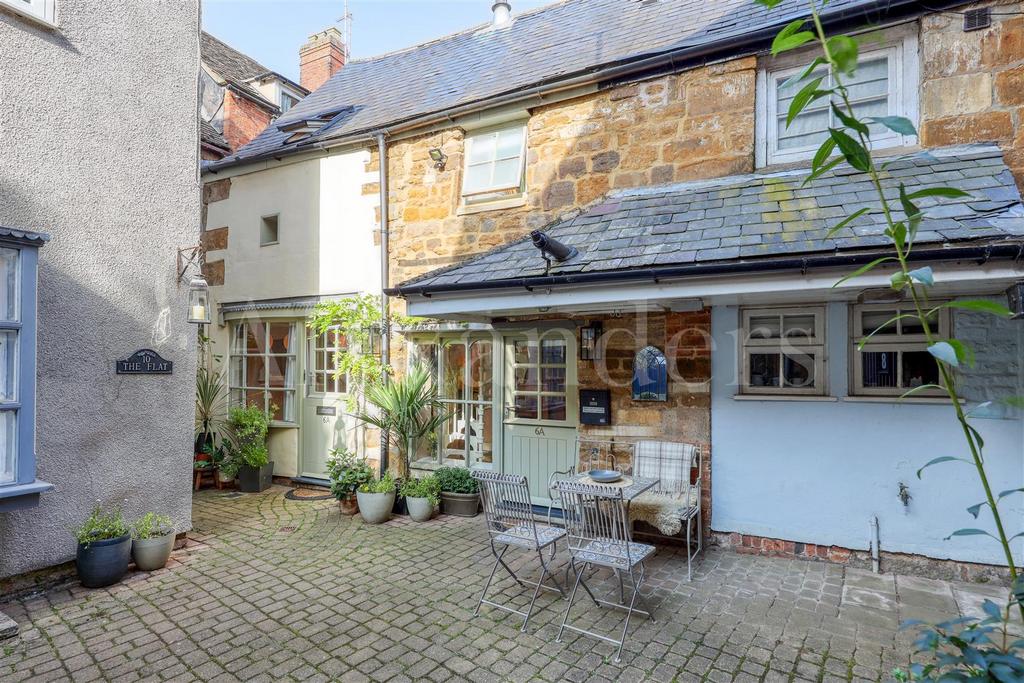 Printers Yard, Uppingham 2 bed character property £250,000