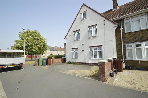 4 bedroom end of terrace house for sale - Campden Crescent, Dagenham