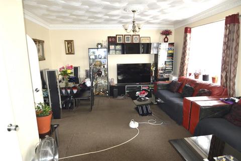 4 bedroom end of terrace house for sale - Campden Crescent, Dagenham