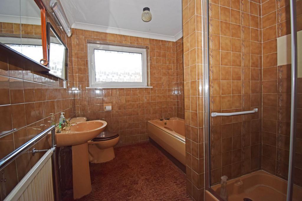 Burford House, bed 1 en suite.jpg