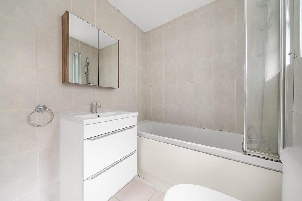 Bathroom (2).JPG