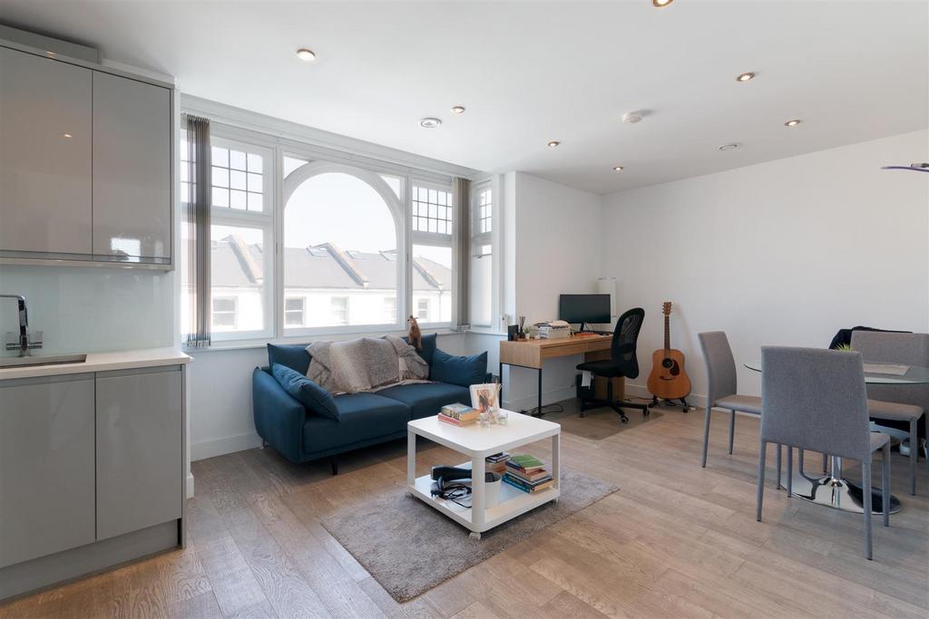 Fulham Palace Road, Hammersmith 2 bed flat £2,400 pcm (£554 pw)
